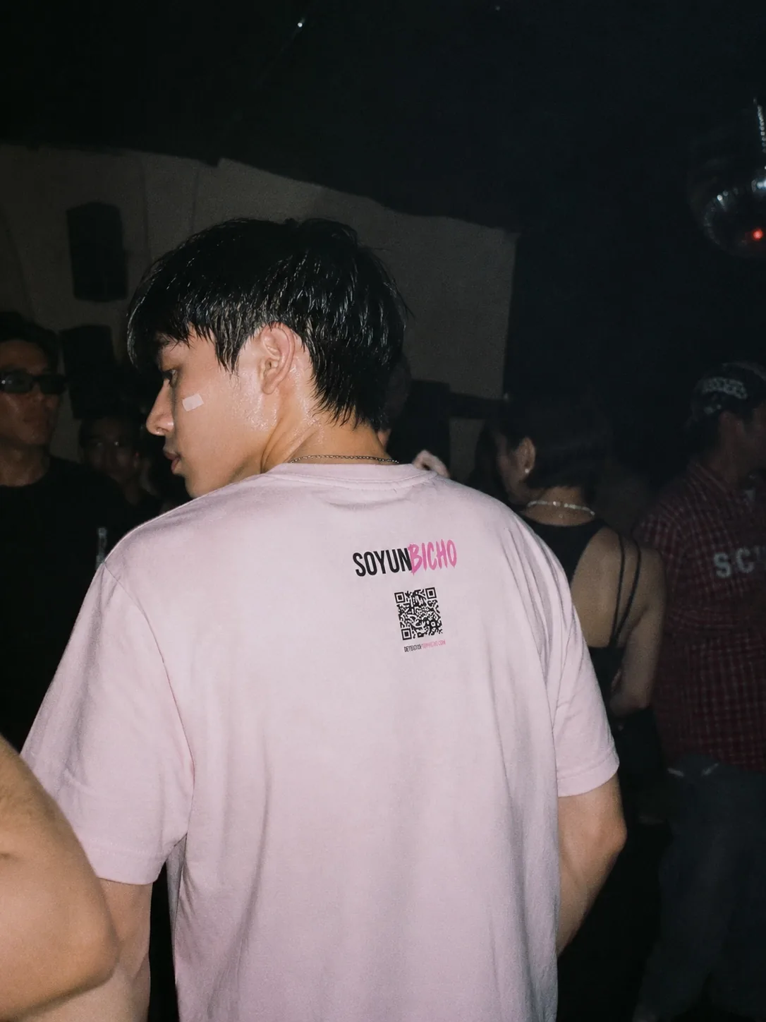 Cápsula A LIARLA · chico con la camiseta BICHO en plena disco