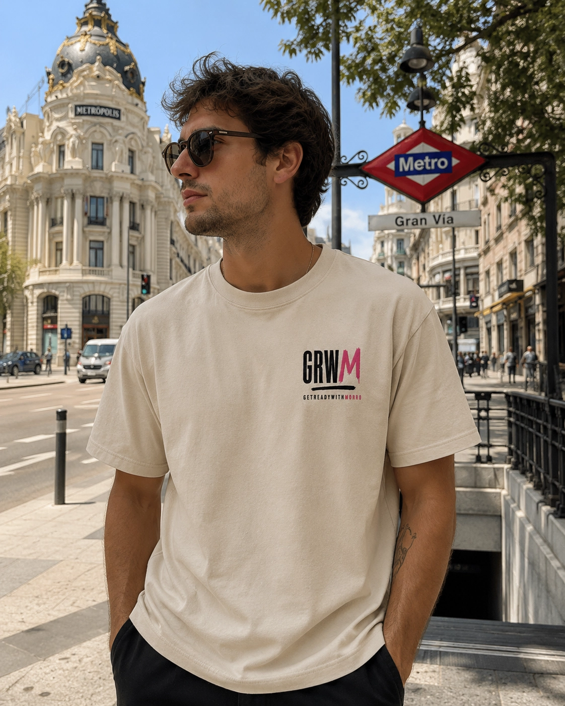 Chico llevando camiseta GRWM crema en Madrid · Gran Vía
